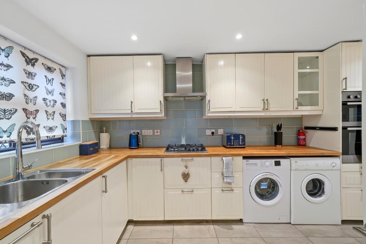 Beautiful 5 Bedroom House In Stone, Aylesbury, Free Parking Stone  Luaran gambar